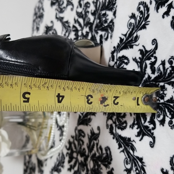 BCBGirls Black Leather Heels Pointed Toe Ankle Strap Size 6B - Picture 9 of 11